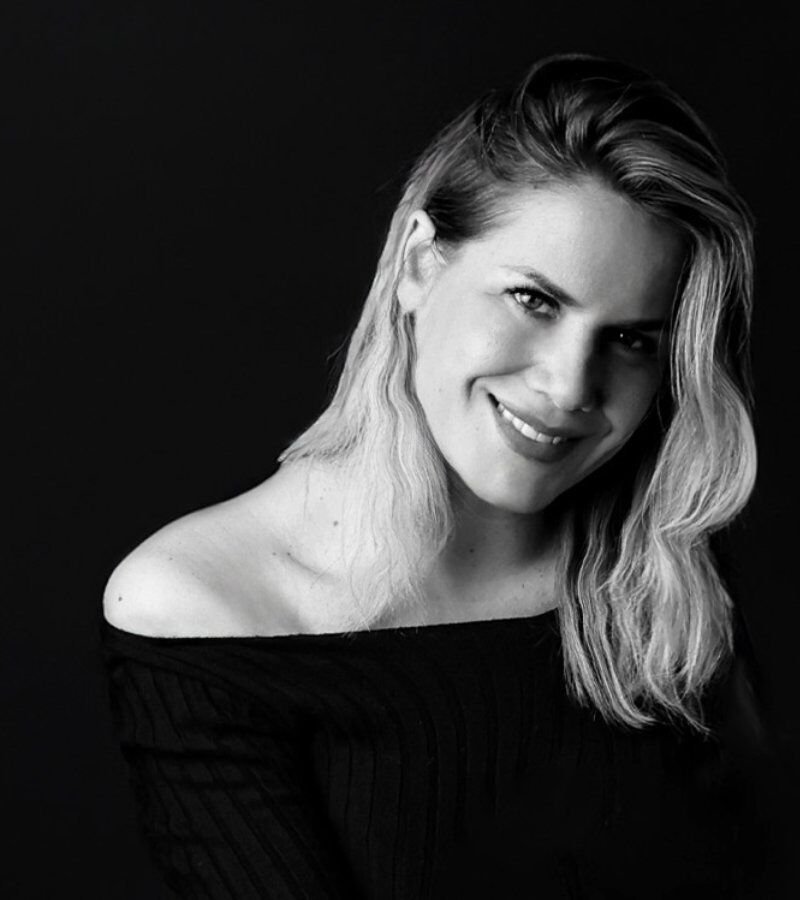 Chi sono - Camilla Lovato, fotografo Verona. La maternità è arte: scattiamo insieme il tuo capolavoro Ogni donna incinta porta con sé un mondo di emozioni, aspettative e sogni. La fotografia donna in dolce attesa Verona è il mezzo perfetto per raccontare questo momento magico con autenticità e bellezza. Sono Camilla Lovato, fotografo specializzato in maternità e famiglia, e nel mio studio fotografico Verona realizzo scatti che emozionano, parlano e restano nel cuore. Chi sono? La migliore fotografa a Verona per fotografia di maternità e foto di famiglia. Da anni accompagno le future mamme con delicatezza e professionalità, valorizzando ogni gesto e ogni sguardo. Le mie foto donne in gravidanza sono un inno alla vita che cresce, alla femminilità che si trasforma, all’amore che sboccia. Ogni servizio fotografico è unico, personalizzato sulle tue esigenze e sul tuo stile. Lo studio fotografico Verona è attrezzato per accoglierti in totale comfort, e ogni sessione può includere anche il partner e altri membri della famiglia. Il fotografo Camilla Lovato è sinonimo di sensibilità, esperienza e creatività. Se stai vivendo l’attesa più bella della tua vita, regalatela anche in immagini. Ti aspetto per costruire insieme ricordi autentici, che parleranno di te e della tua famiglia, oggi e per sempre.