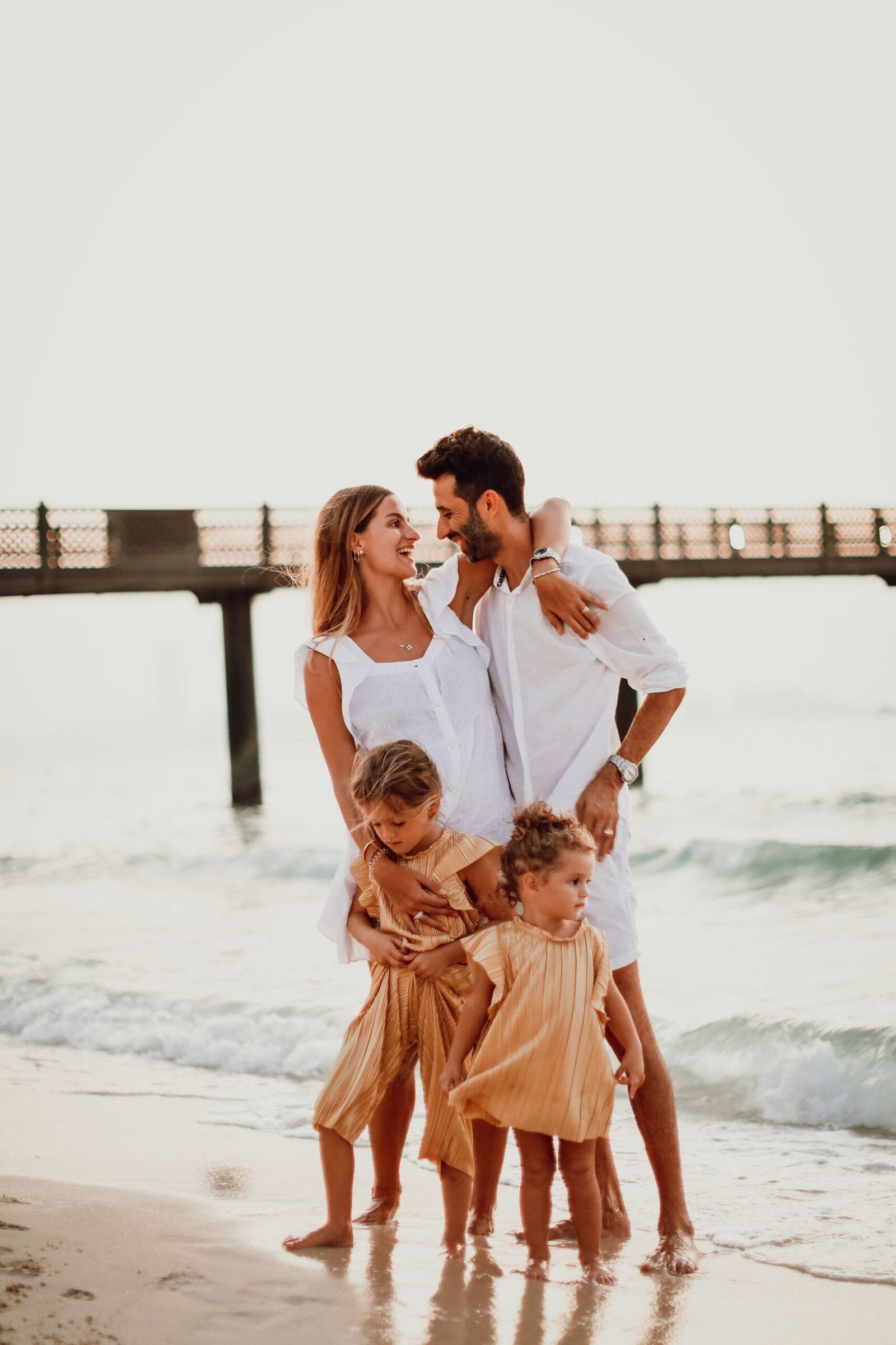 Emozione pura: fotografia donna in dolce attesa Verona Ogni gravidanza è una storia d’amore che merita di essere ricordata. Con la fotografia donna in dolce attesa Verona, Camilla Lovato riesce a catturare l’intimità e la bellezza di un momento irripetibile. All’interno del suo accogliente studio fotografico Verona, ogni scatto diventa un piccolo capolavoro di emozione. Camilla, con la sua esperienza e sensibilità, guida le future mamme in un percorso fotografico dolce, rispettoso e ricco di significato. Le sue foto donne in gravidanza sono delicate, curate nei dettagli e raccontano la magia dell’attesa. Se cerchi la migliore fotografa a Verona per fotografia di maternità e foto di famiglia, Camilla Lovato è la scelta ideale. Prenota ora il tuo servizio per conservare il ricordo più bello. Fotografia famiglia Italia