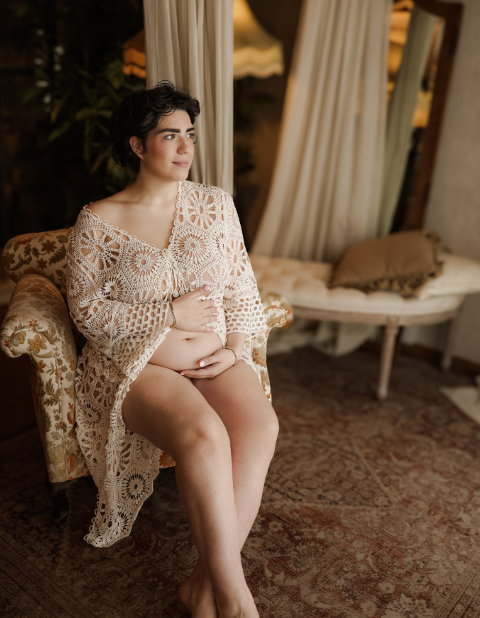 Servizio fotografico gravidanza mamma con pancia rotonda in studio professionale