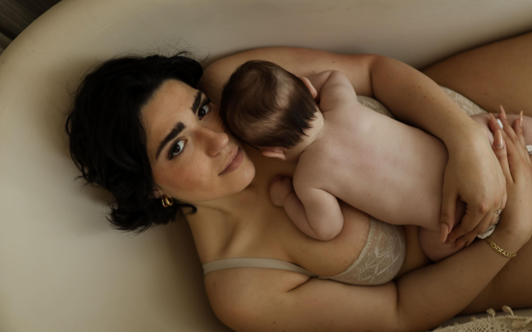Fotografia newborn di un neonato addormentato con luce naturale