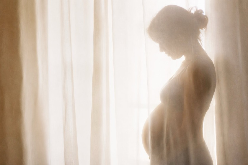 Fotografare la tua gravidanza in casa con il telefono e ottenere immagini emozionanti